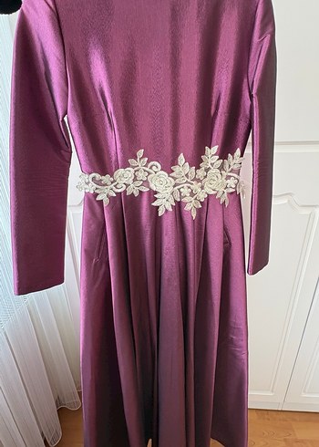 Uzun Kollu Mor İşlemeli Abiye Elbise - Görsel 3