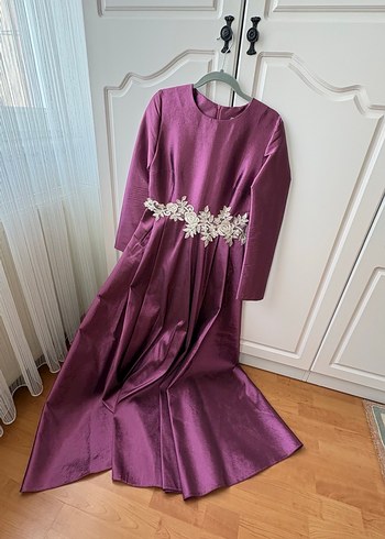 Uzun Kollu Mor İşlemeli Abiye Elbise - Görsel 2