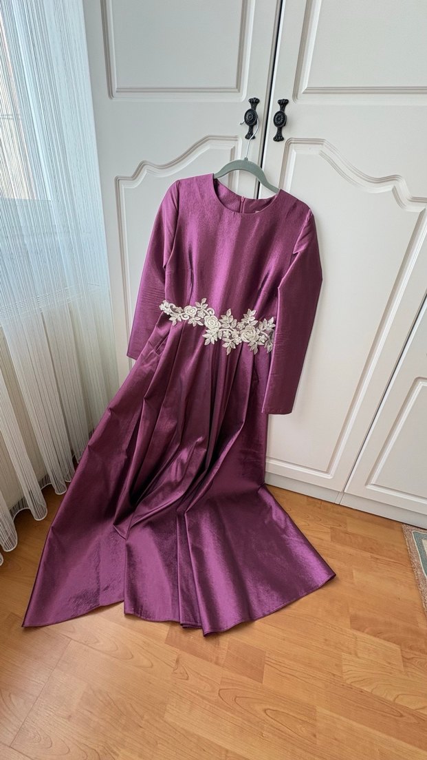 Uzun Kollu Mor İşlemeli Abiye Elbise - Görsel 2