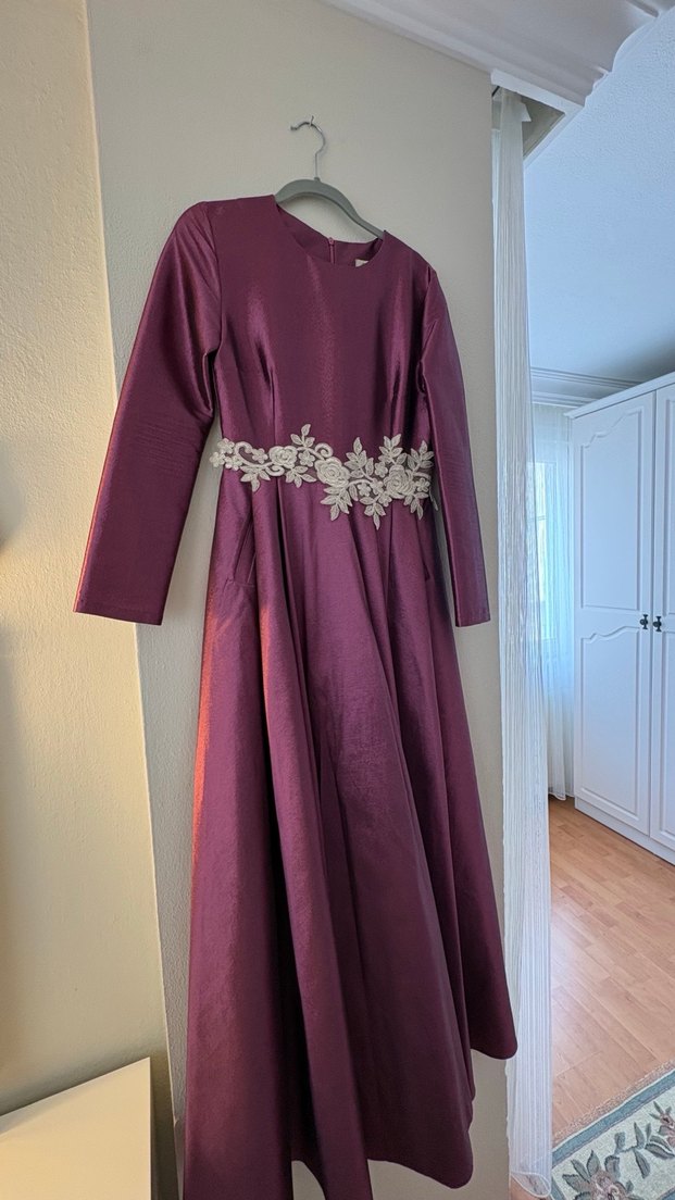 Uzun Kollu Mor İşlemeli Abiye Elbise - Görsel 5