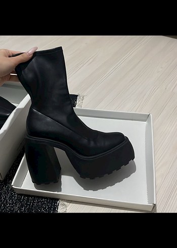 Bershka Streç Platform Topuklu Bot