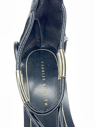 38 Beden çeşitli Renk Charles & Keith Sandalet %70 İndirimli.