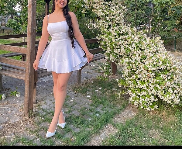 Beyaz eteği volanlı mini elbise
