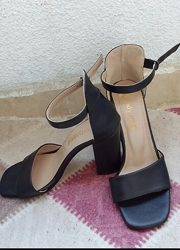 37 Beden siyah Renk Tek bantlı yüksek topuk sandalet 