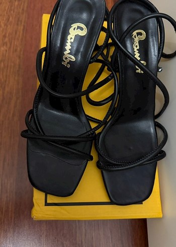 Siyah Yılan Desenli Topuklu Kadın Sandalet - Görsel 3