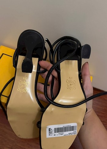 Siyah Yılan Desenli Topuklu Kadın Sandalet - Görsel 2