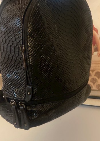 Kadın Siyah Yılan Derisi Görünümlü Sırt Çantası - Görsel 9