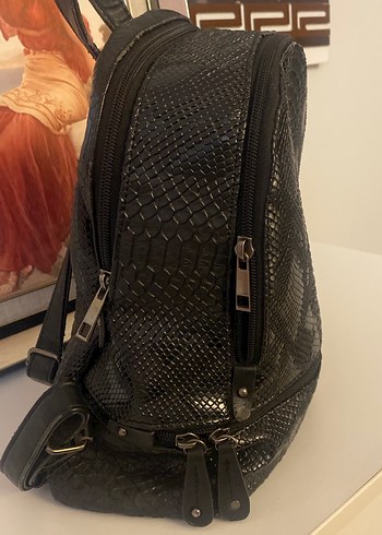 Kadın Siyah Yılan Derisi Görünümlü Sırt Çantası - Görsel 4