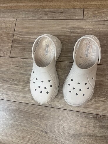 38 Beden beyaz Renk Skechers orjinal terlik 38 numara