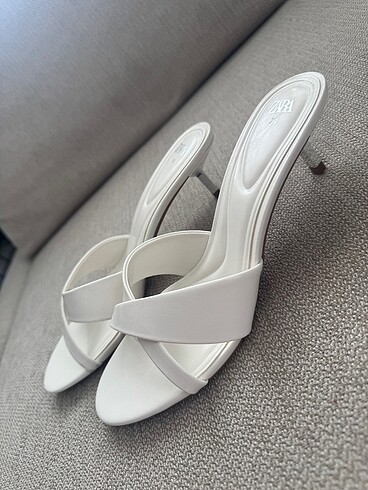 Zara Zara 39 numara beyaz 2,5 cm topuklu terlik