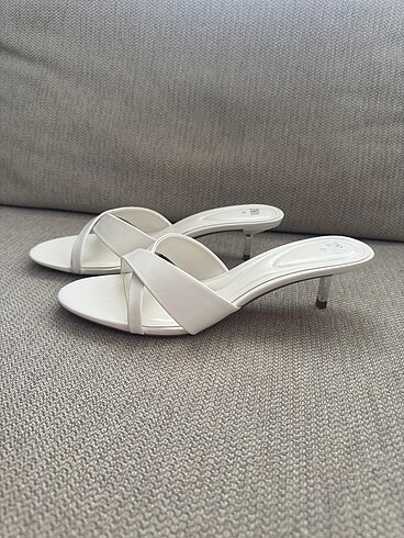Zara 39 numara beyaz 2,5 cm topuklu terlik