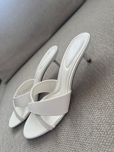 39 Beden Zara 39 numara beyaz 2,5 cm topuklu terlik