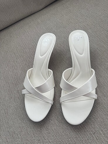 39 Beden beyaz Renk Zara 39 numara beyaz 2,5 cm topuklu terlik