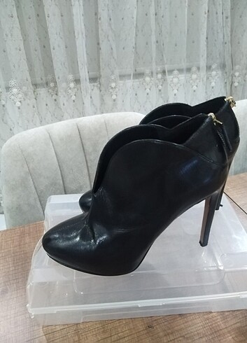 Nine West Nine West Bot