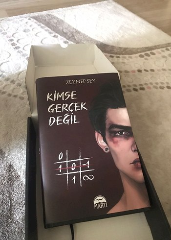 Kimse Gerçek Değil - Zeynep Sey