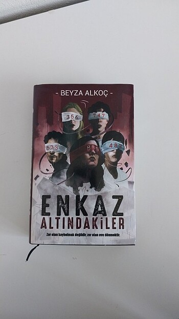 Enkaz Altındakiler