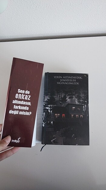 Enkaz Altındakiler