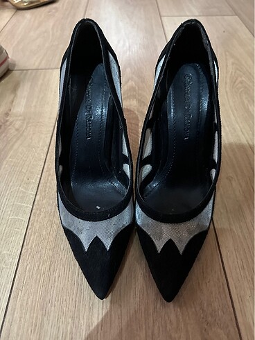 Süet Metal detaylı Stiletto