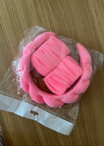 Pembe saç tacı ve bilek bandı