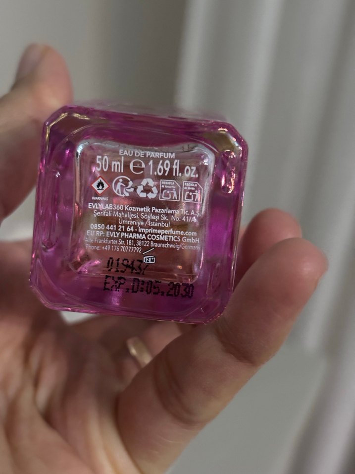 Kadın Parfümü Şık Pembe Şişede - Görsel 2