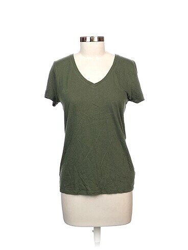 Gap T-shirt %70 İndirimli.
