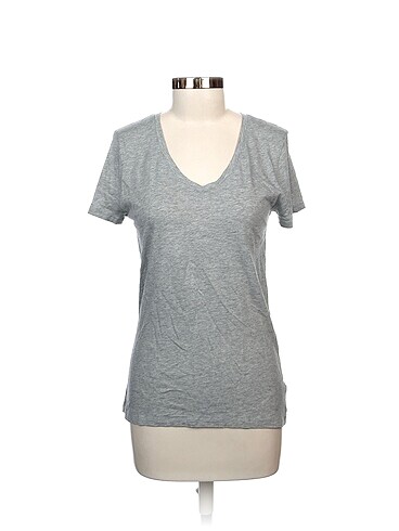 Gap T-shirt %70 İndirimli.