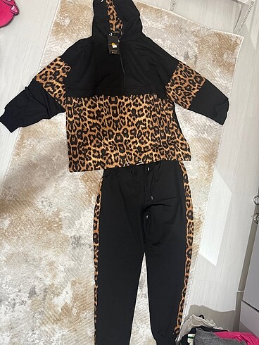 Leoparlı eşofman takımı