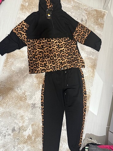 Diğer Leoparlı eşofman takımı