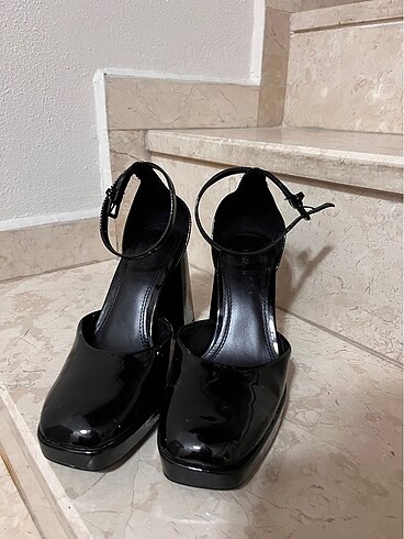 Bershka Siyah rugan kalın topuklu bilekten bağlamalı ayakkabı
