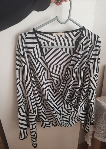 Zebra Desenli V Yaka Kadın Bluz