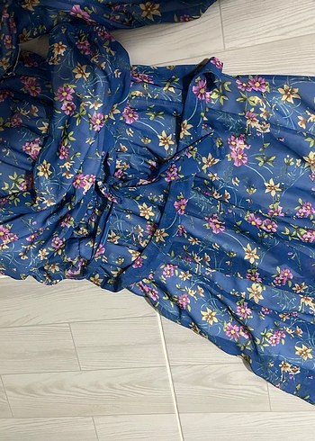 46 Beden Mavi Çiçek Desenli elbise 46 beden beli ve kolları lastikli