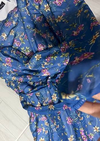 Mavi Çiçek Desenli elbise 46 beden beli ve kolları lastikli