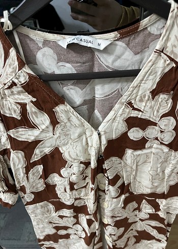 V Yaka Düğmeli Uzun Kahverengi Desenli Elbise - Görsel 2