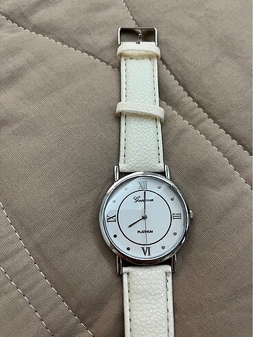 Kırık beyaz renk kadın kol saati