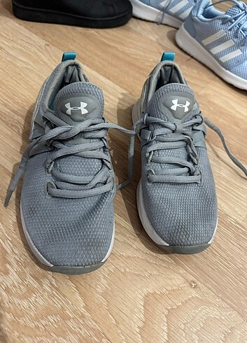 Diğer Under Armour spor ayakkabı .