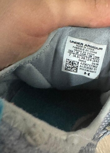 38 Beden gri Renk Under Armour spor ayakkabı .