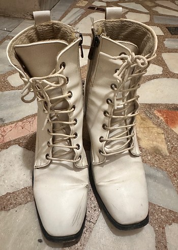 Kürk Detaylı Beyaz Deri Stiletto Topuklu Bot