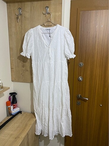 Beyaz dantel detaylı elbise