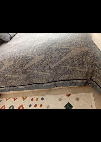 Mavi Nakışlı Gri Yatak Örtüsü Seti - Görsel 4