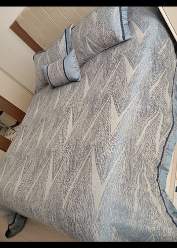 Mavi Nakışlı Gri Yatak Örtüsü Seti - Görsel 2
