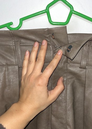 Kahverengi Deri Kemerli Mini Şort - Görsel 2