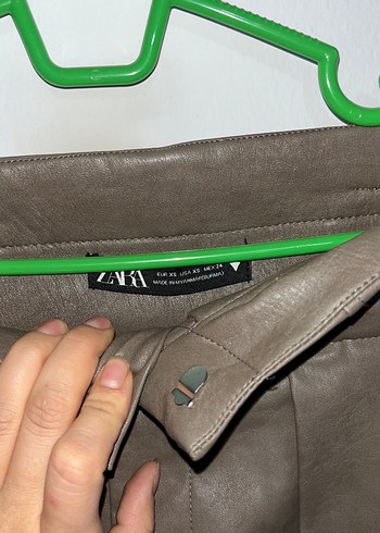 Kahverengi Deri Kemerli Mini Şort - Görsel 4