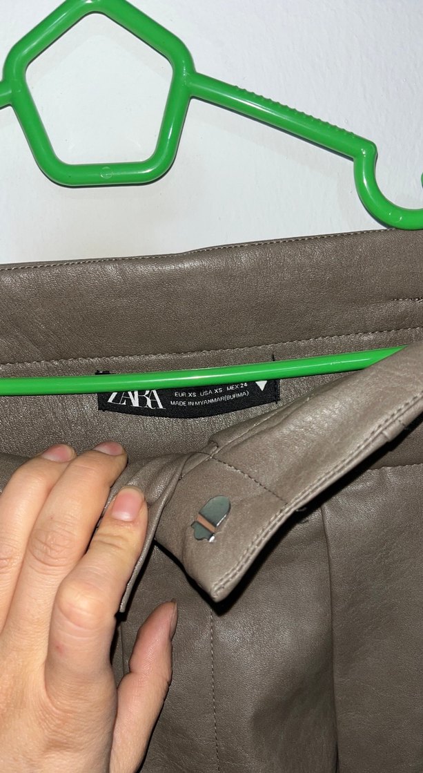 Kahverengi Deri Kemerli Mini Şort - Görsel 4