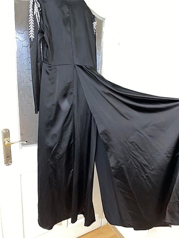 40 Beden siyah Renk Taş detaylı saten kuruklu elbise