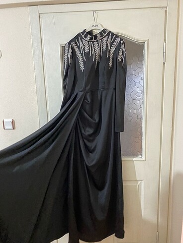 40 Beden Taş detaylı saten kuruklu elbise