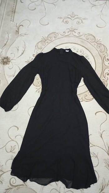 Siyah kapalı elbise