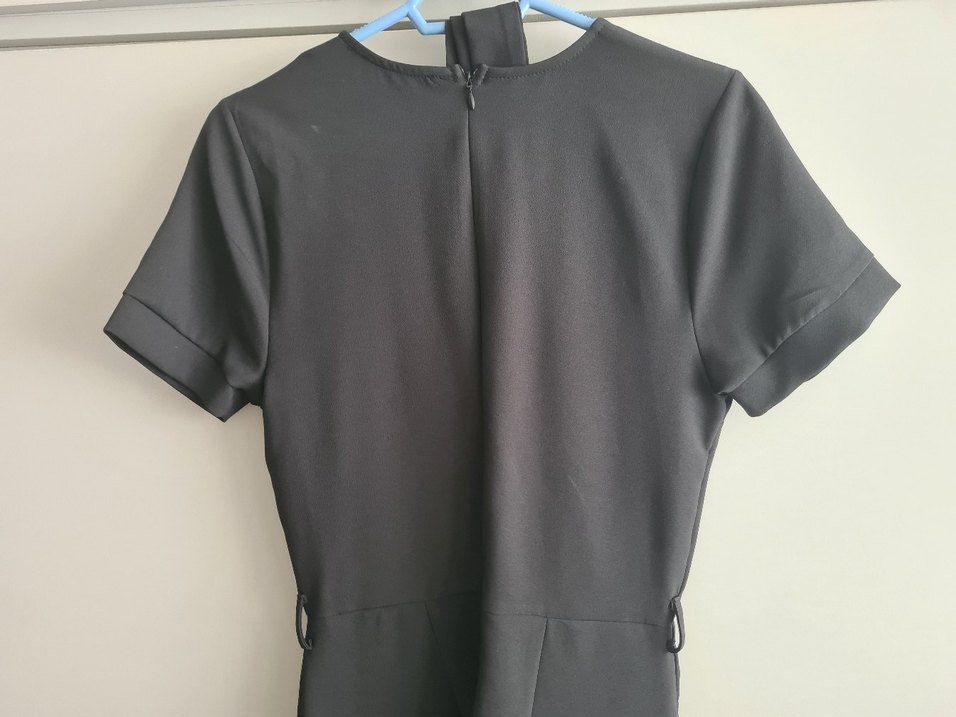 Siyah V Yaka Kısa Kollu Tulum - Görsel 2