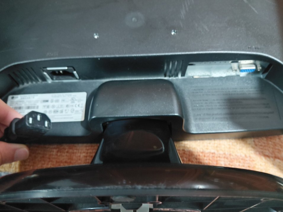 LG Marka 19inç monitör yeni monitör aldığım açın satılıktır - Görsel 3