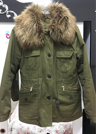 Haki yeşil parka