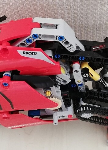 Beden Lego Technic Ducati Panigale V4 R 42107